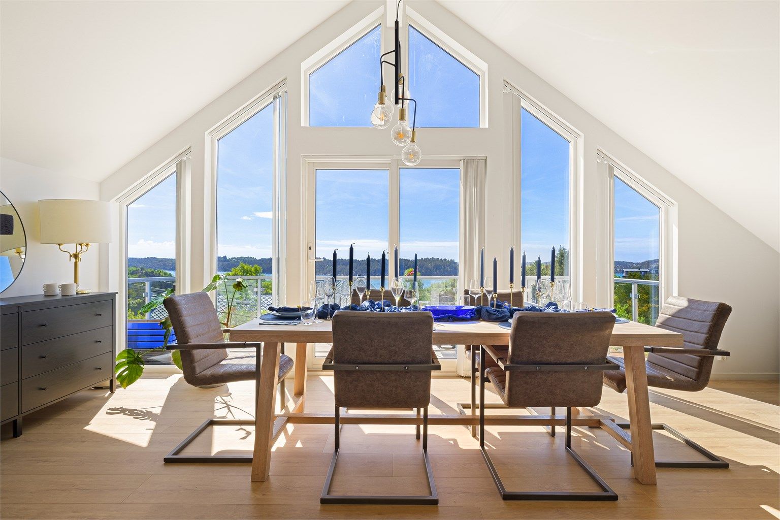 Her kan man samle familie og venner til en bedre middag, med en fantastisk utsikt mot sjøen. 