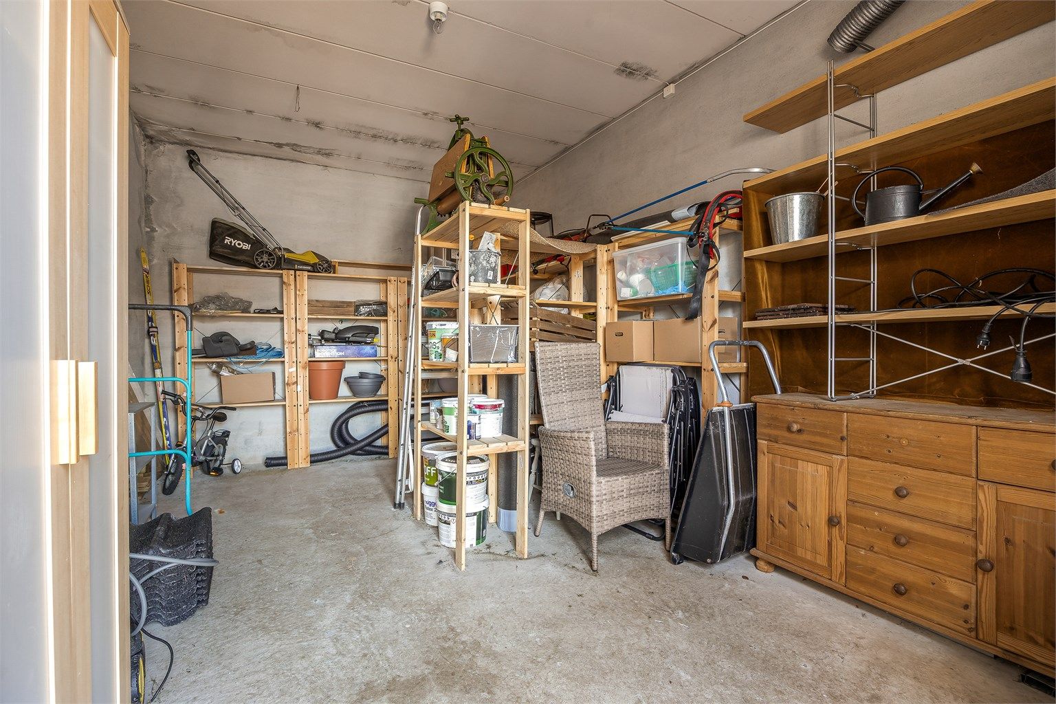 I tillegg til bod i boligen, medfølger en bod i kjelleren i den frittstående garasjen.