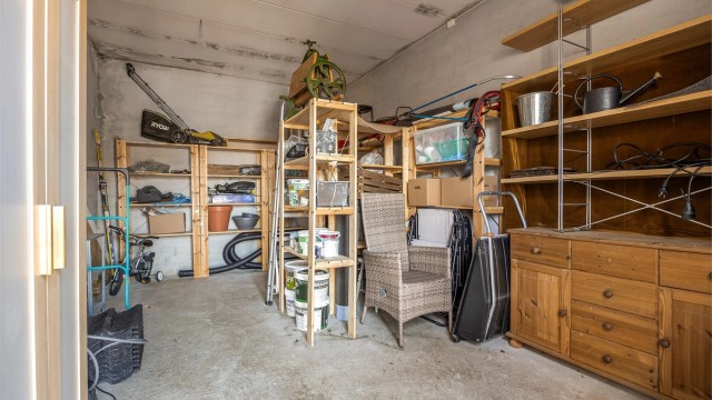 I tillegg til bod i boligen, medfølger en bod i kjelleren i den frittstående garasjen.