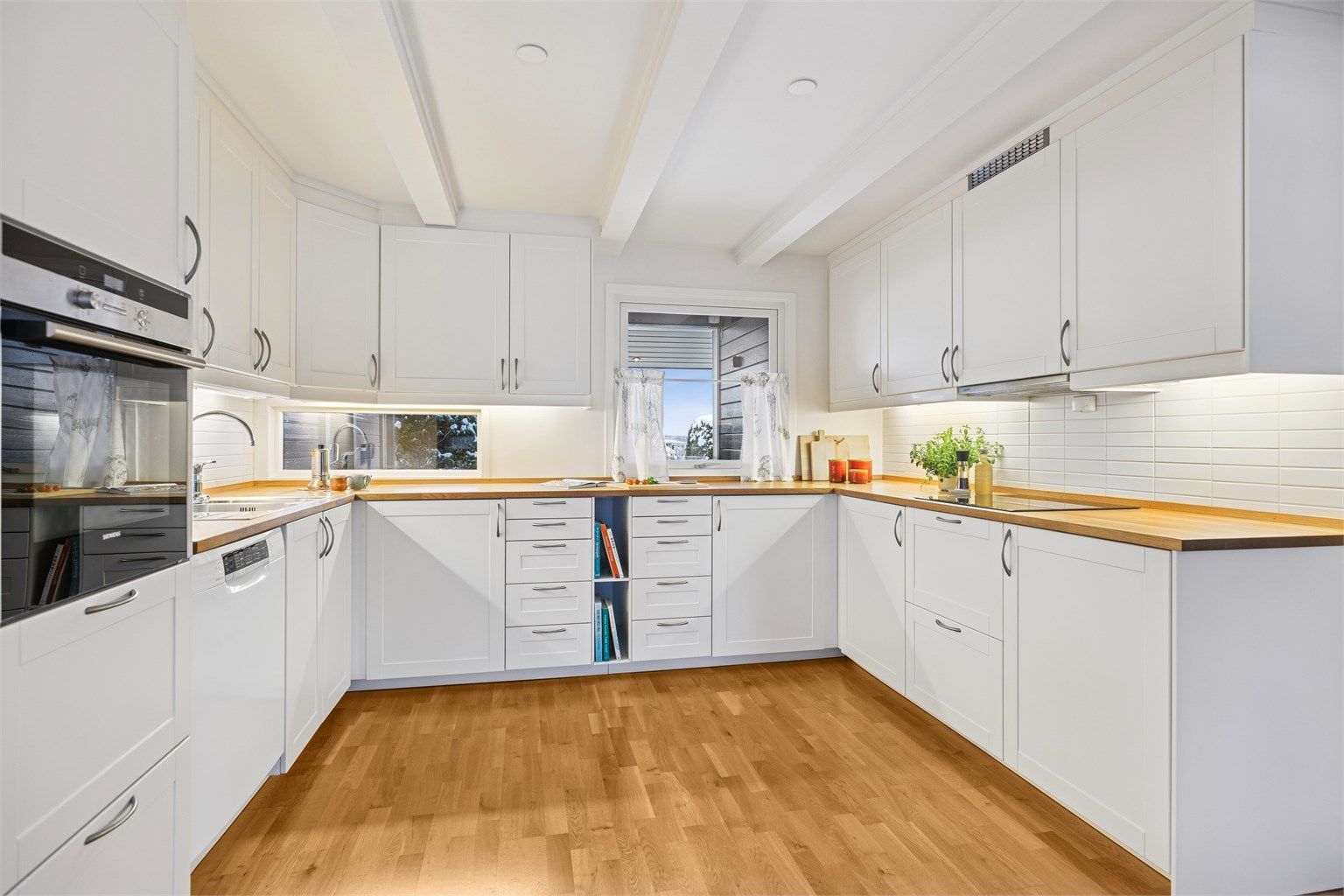 Lys og pen Ikea kjøkkeninnredning fra 2014 med integrerte hvitevarer som induksjonstopp, stekeovn og oppvaskmaskin samt innebygd kjøleskap medfølger.