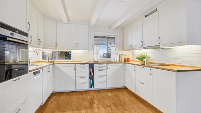 Lys og pen Ikea kjøkkeninnredning fra 2014 med integrerte hvitevarer som induksjonstopp, stekeovn og oppvaskmaskin samt innebygd kjøleskap medfølger.