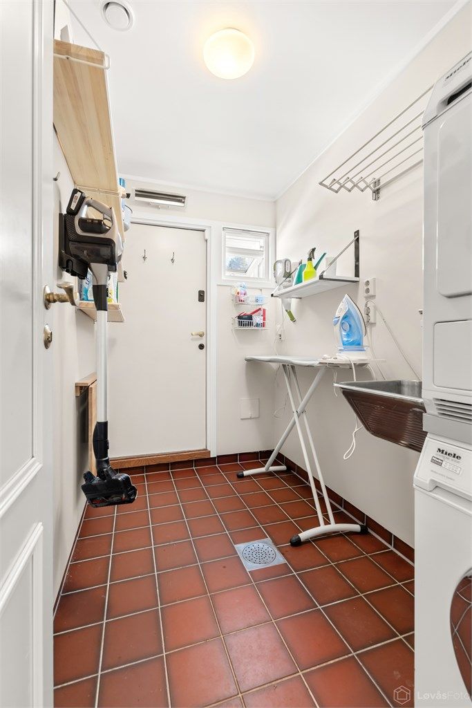 Eget praktisk vaskerom med direkte utgang til bakhagen med tørkestativ