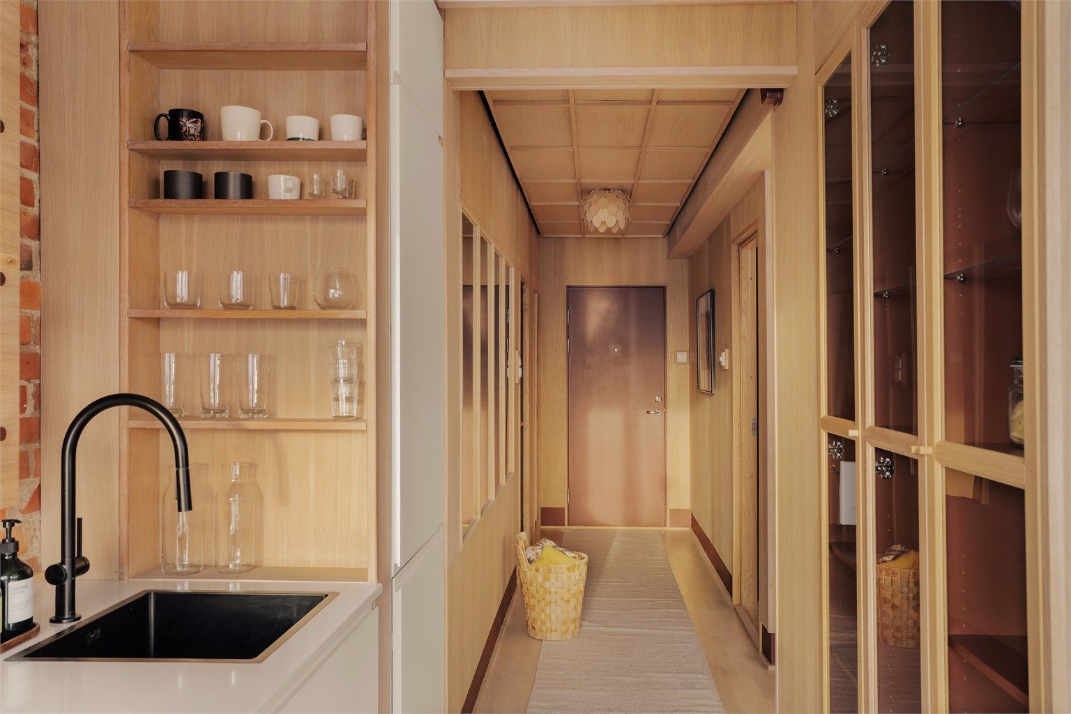 Velkommen inn! Leiligheten er spekket med arkitekttegnede løsninger og plassbygde innredninger i eik.