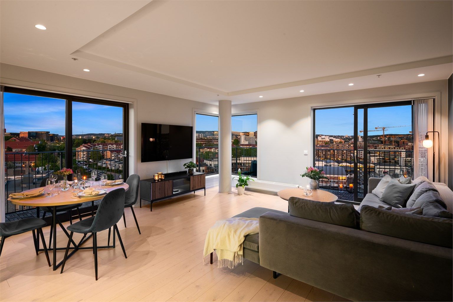 Jonas Ekse Hovland v/ Krogsveen har gleden av å presentere denne fantastiske utsiktsleiligheten som ligger høyt og fritt til i høyhuset på Marienfryd! 