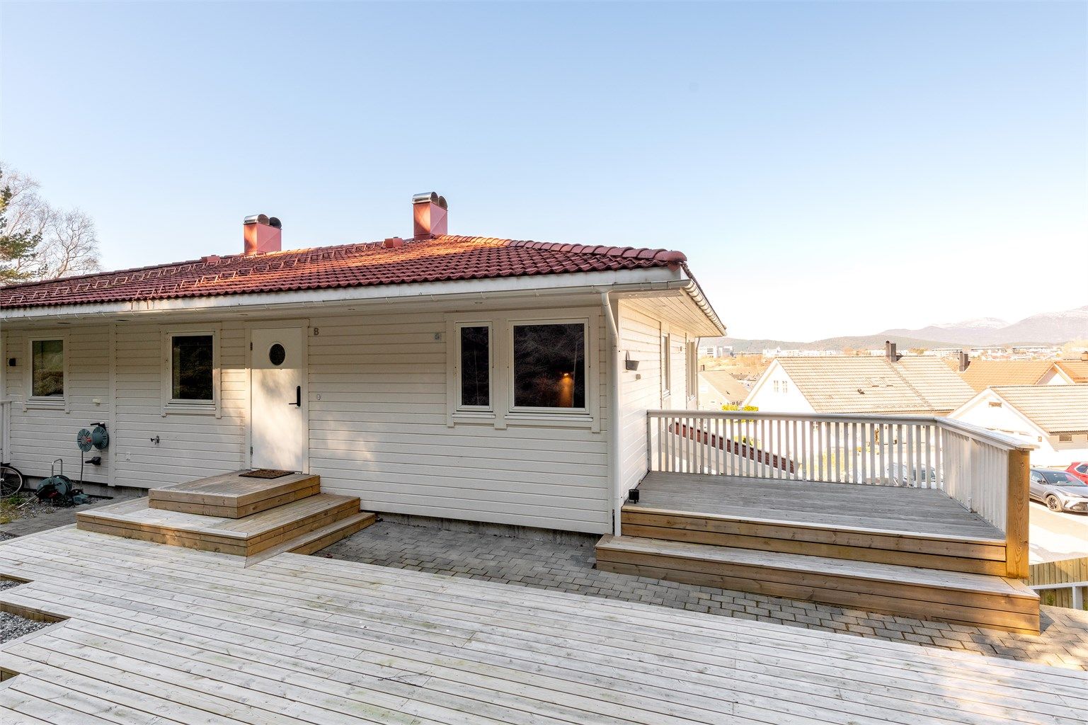 Stor uteplass og markterrasse mot sydøst i tilknytning til inngangsparti