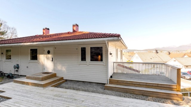 Stor uteplass og markterrasse mot sydøst i tilknytning til inngangsparti