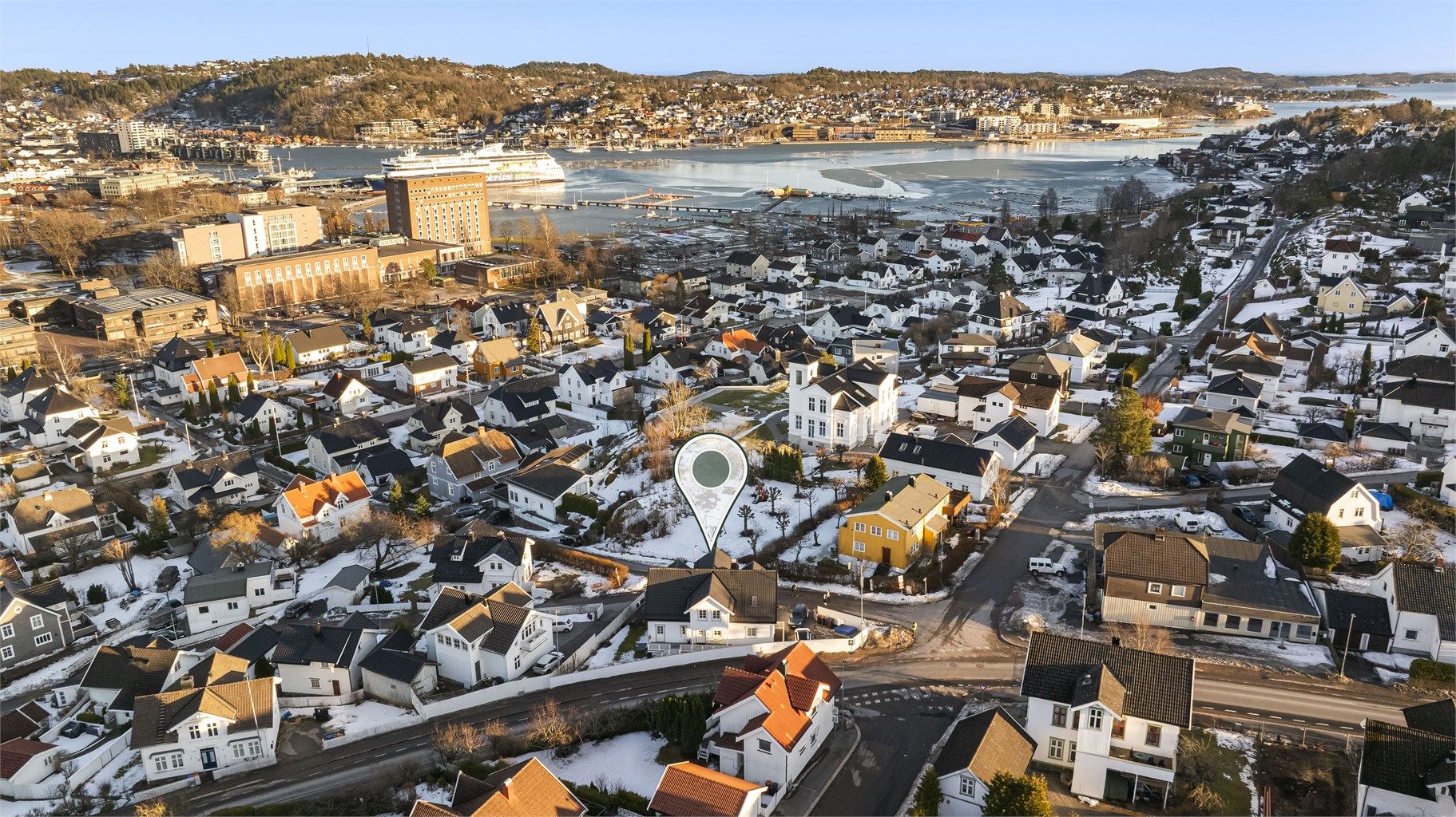 Eiendommen ligger i et eldre boligområde, samtidig som byens livlige atmosfære bare er et steinkast unna. Tomten har gode solforhold, og boligen ligger fritt og åpent til.