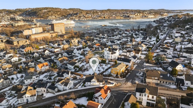 Eiendommen ligger i et eldre boligområde, samtidig som byens livlige atmosfære bare er et steinkast unna. Tomten har gode solforhold, og boligen ligger fritt og åpent til.