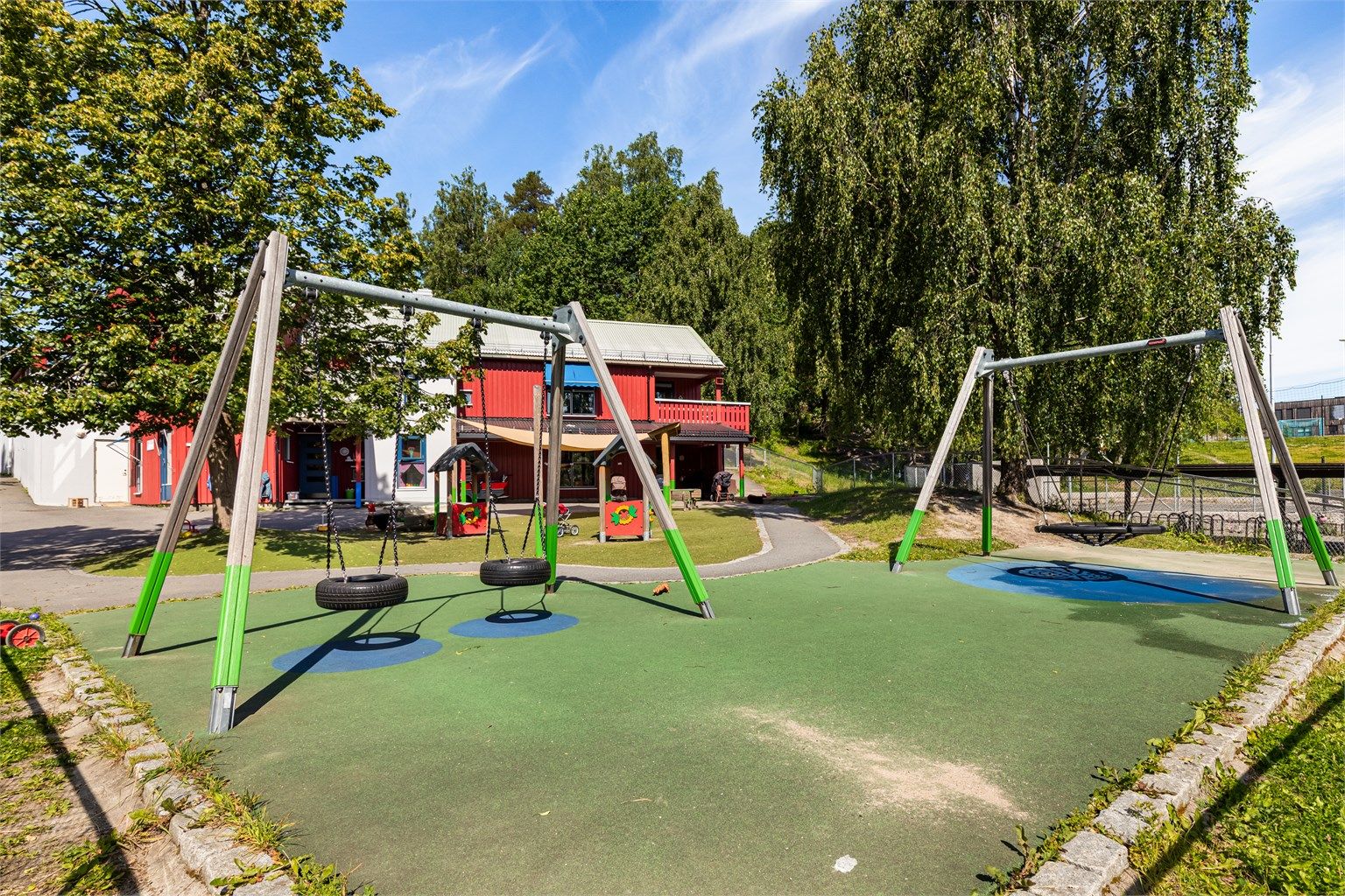 Området er svært barnevennlig med både barnehage og skole i umiddelbar nærhet - meget kort avstand til alt av servicetilbud i Kolbotn sentrum