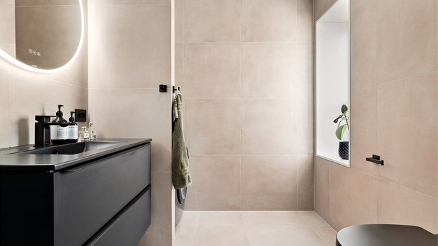 Badet er delikat med stilrene og gjennomført utførelse, hvor de sorte detaljene går igjen