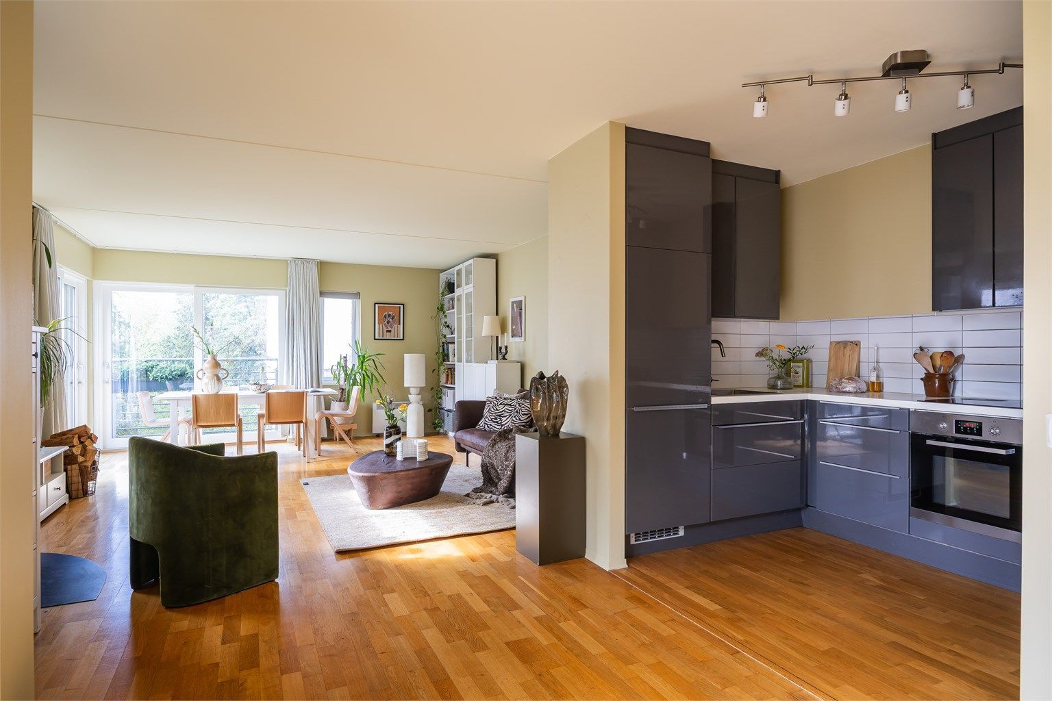 Leiligheten består av to soverom, ett bad, samt eget vaskerom, solrik balkong og delvis åpen stue/kjøkkenløsning.