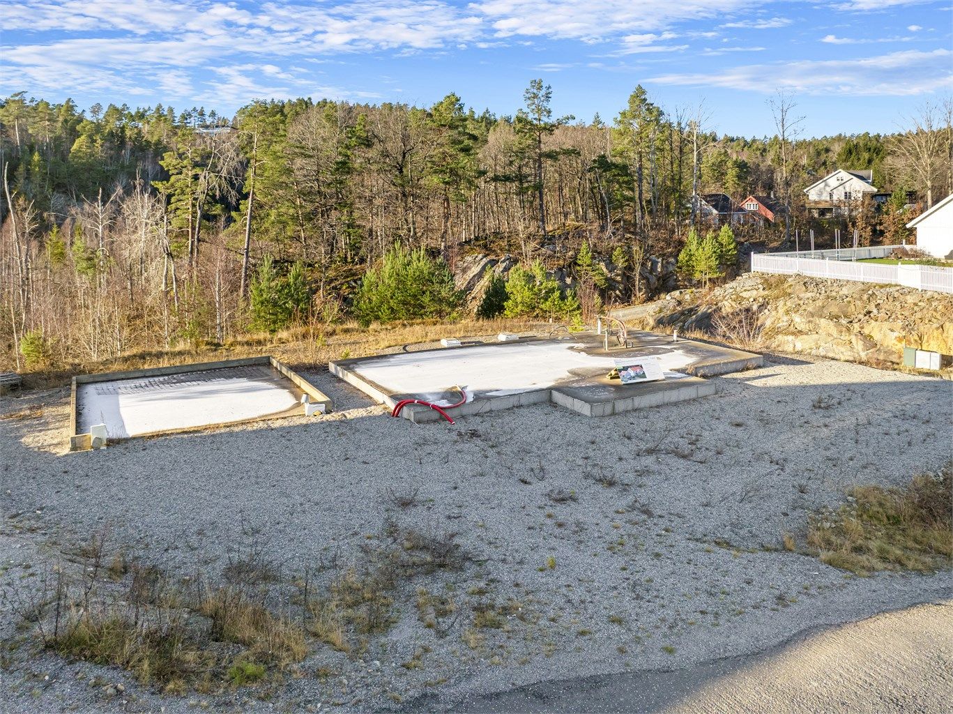 Det er klargjort med vann og avløp til sålen, samt klart for tilpasset hustype som kan justeres noe med ny byggesøknad. Det må uansett avklares bygging med kommunen før fortsettelse på dette.