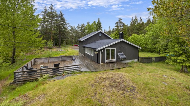 Velkommen til Fosseveien 24! Innholdsrik enebolig i landlige omgivelser.Boligen ble opprinnelig oppført i 1980 og tilbygget/renovert i 2012.