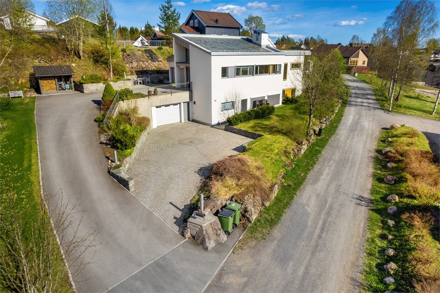 Velkommen til Sørliveien 53 A og B! En nydelig eiendom tilpasset tomten i moderne funkis stil rett ved marka og skole