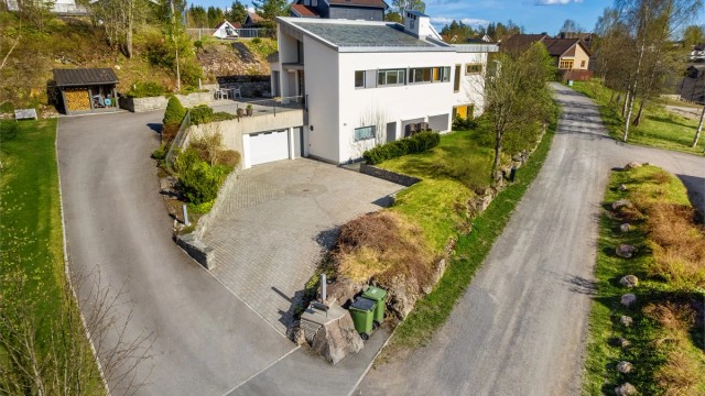 Velkommen til Sørliveien 53 A og B! En nydelig eiendom tilpasset tomten i moderne funkis stil rett ved marka og skole