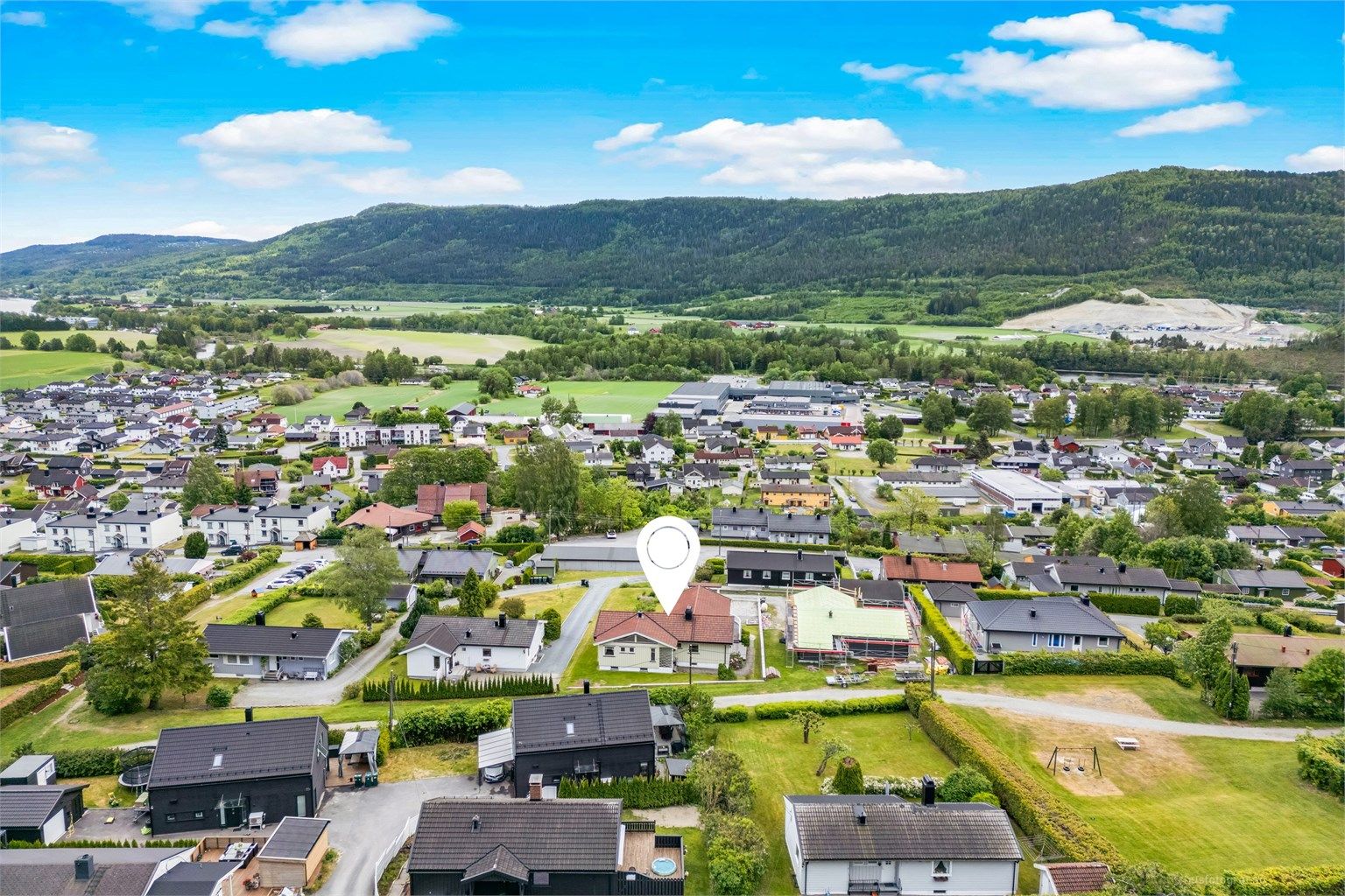 Eiendommen er beliggende på Solbergmoen i et barnevennlig og attraktivt boligområde