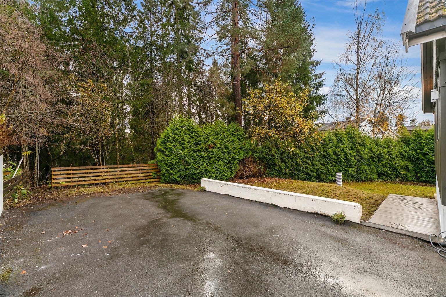 Asfaltert uteområde.