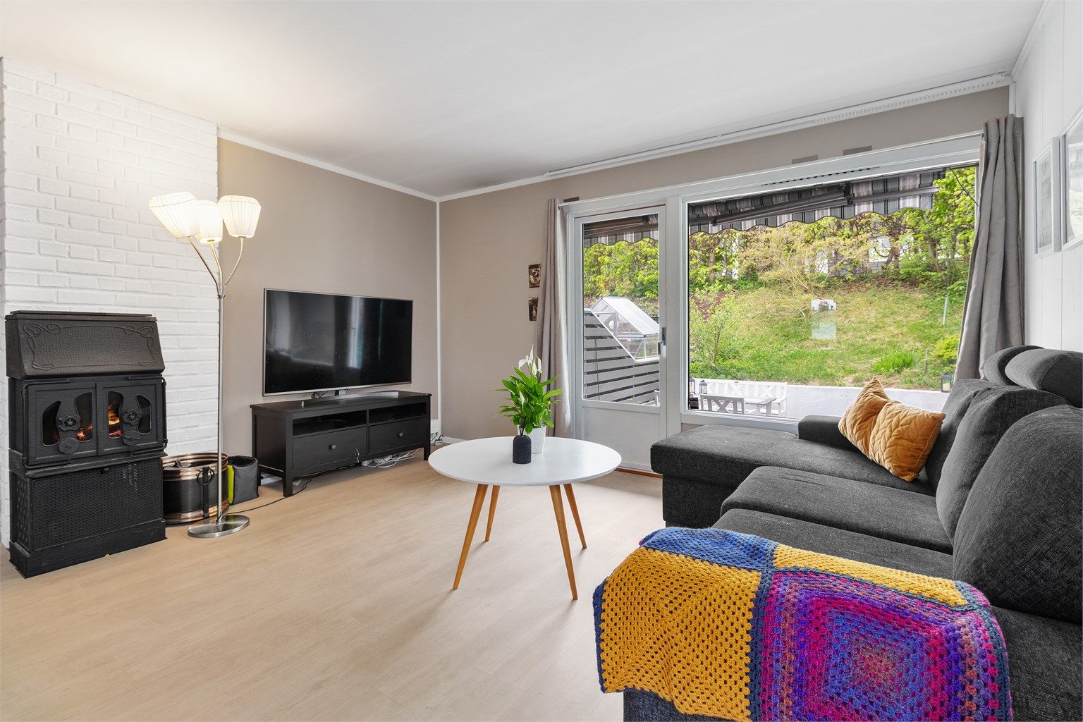 Stuen er plassert i den mellomste etasjen og har utgang til terrasse