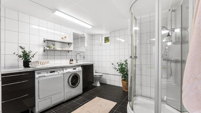 Praktisk bad i kjelleren fra 2009, kombinert med vaskerom med opplegg for vaskemaskin.