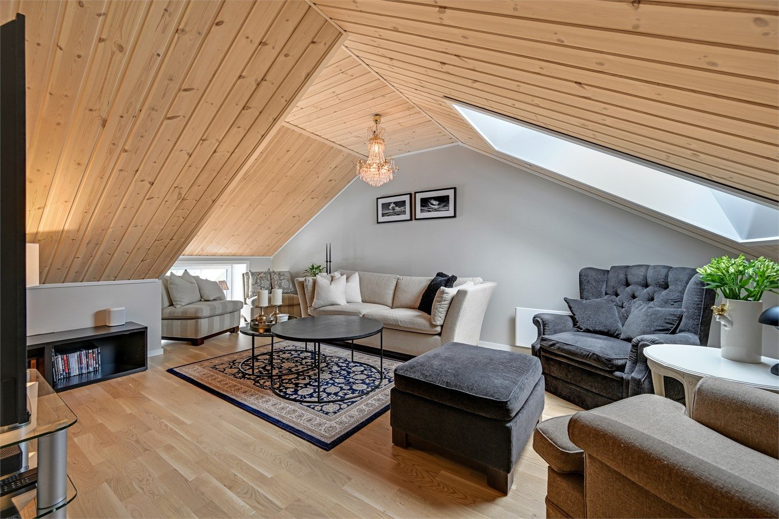 I toppetasjen finner du en ekstra, koselig stue som egner seg perfekt som TV-stue, kontor eller ungdomsavdeling. 