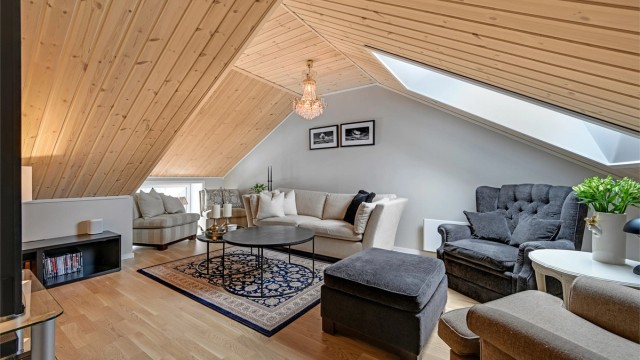 I toppetasjen finner du en ekstra, koselig stue som egner seg perfekt som TV-stue, kontor eller ungdomsavdeling.