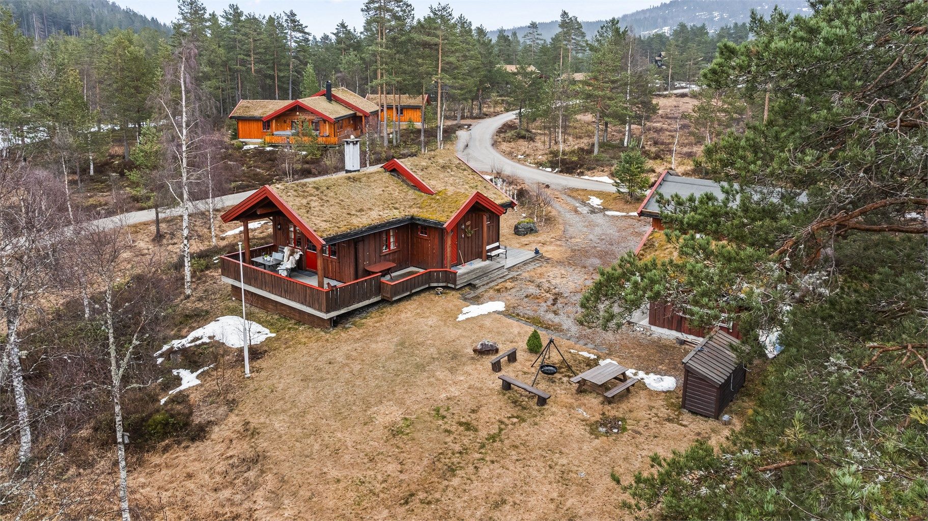 Tomten er pent opparbeidet med bålpanne og sittegrupper, og gir rikelig med plass for utendørs aktiviteter og rekreasjon.