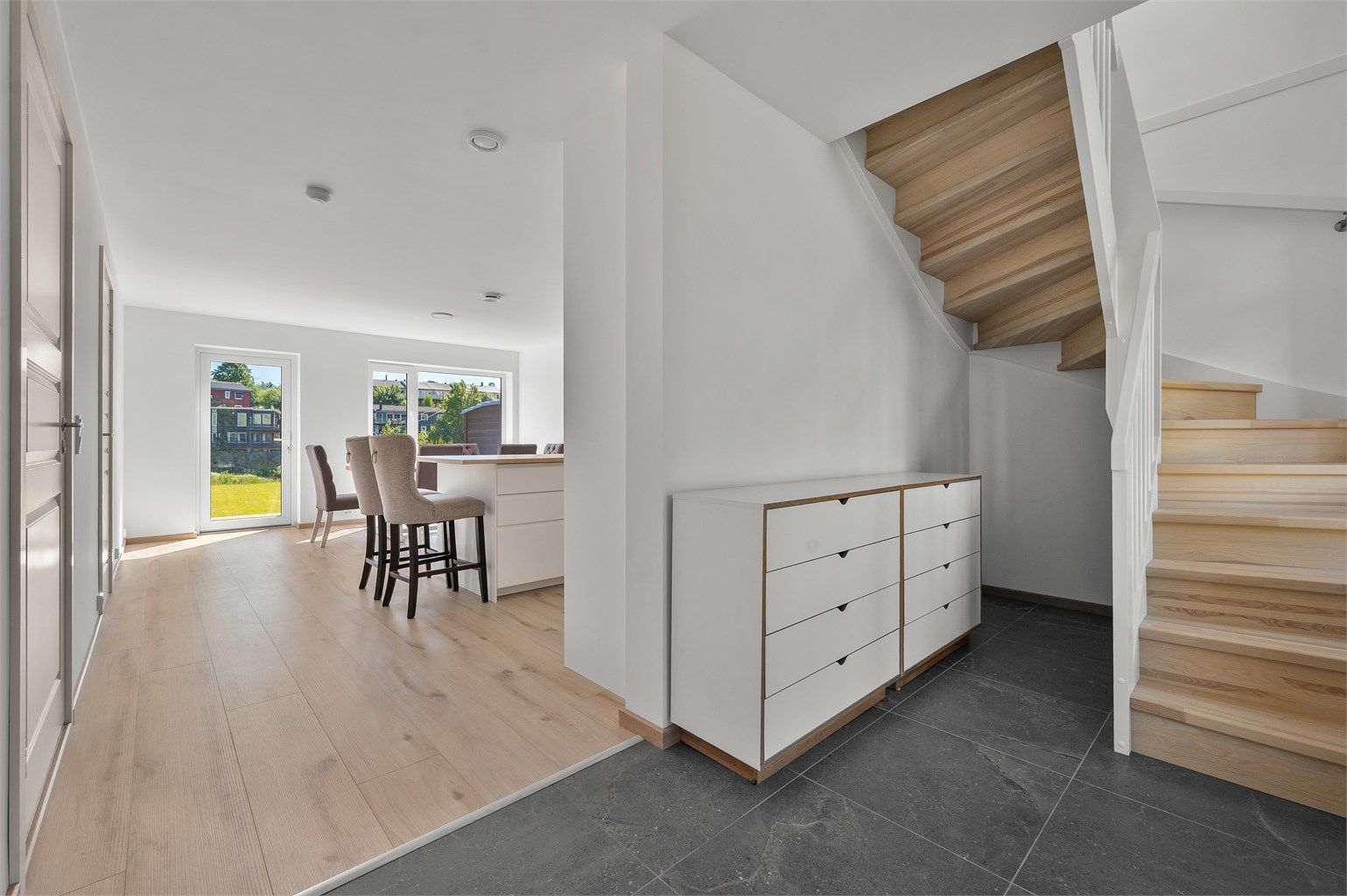 1. etasje består av gang, kjøkken, soverom med garderobe, bad, vaskerom og bod. 