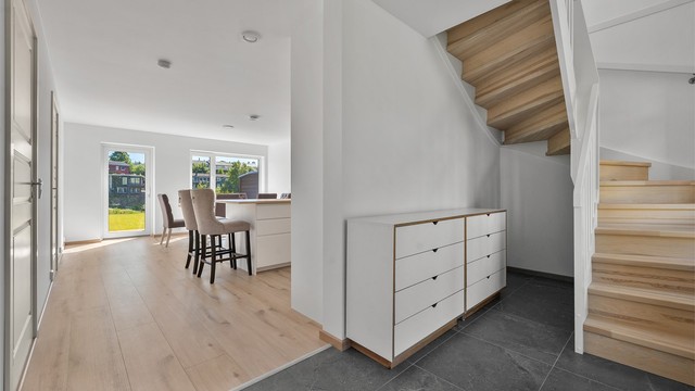 1. etasje består av gang, kjøkken, soverom med garderobe, bad, vaskerom og bod.