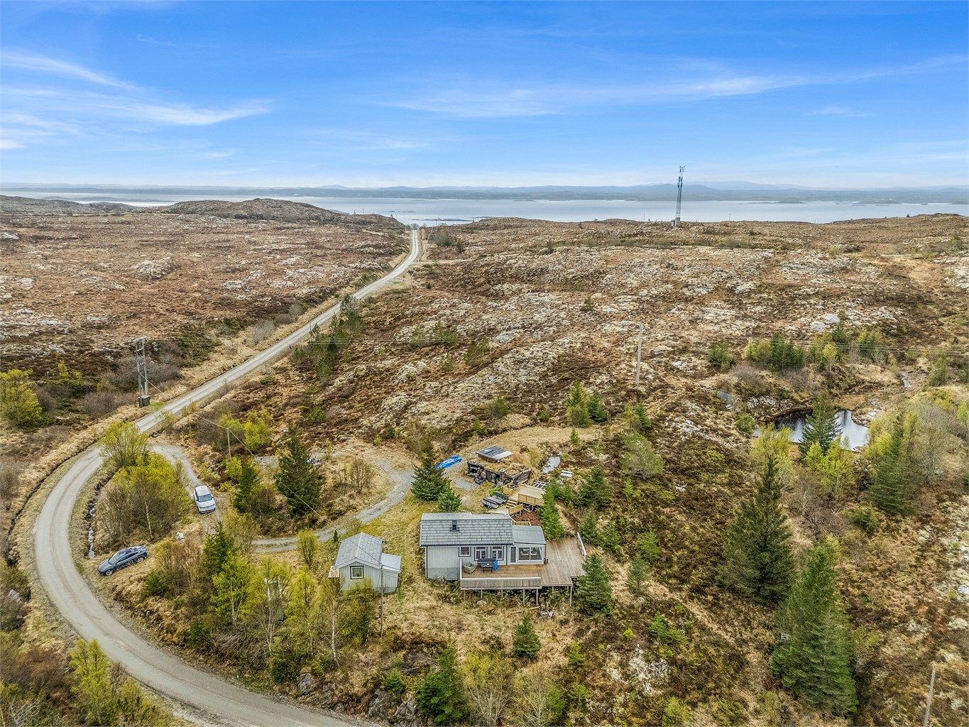 Tomten er på over 1,2 mål og er svært idyllisk og usjenert