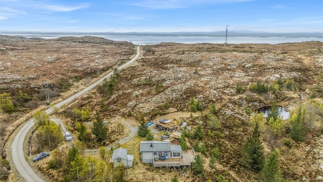 Tomten er på over 1,2 mål og er svært idyllisk og usjenert
