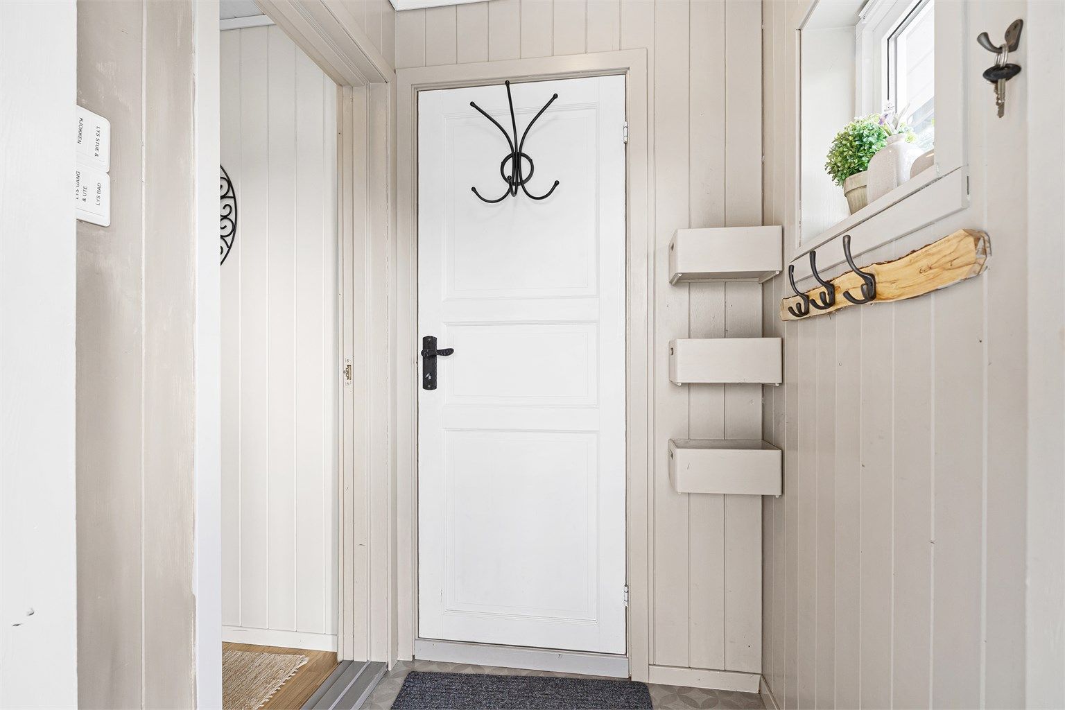 Lyst og hyggelig inngangsparti/vindfang med plass til yttertøy og sko.