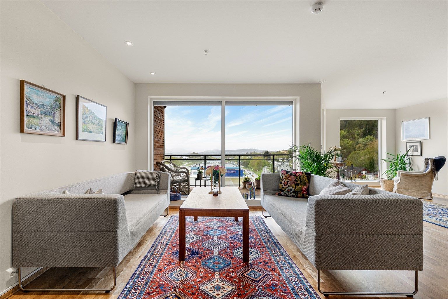 Stuen har lyse overflater og godt med naturlig lysinnslipp og flott utsikt fra store vindusflater mot vest