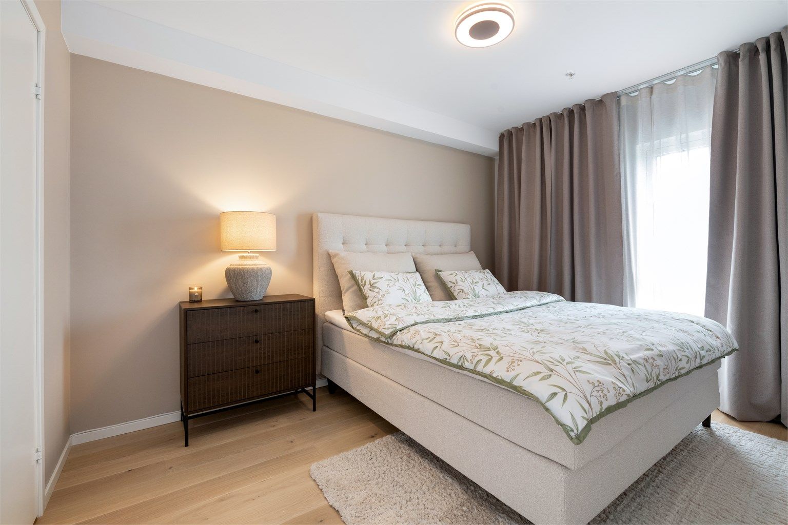 Romslig hovedsoverom med plass til dobbeltseng og nattbord.