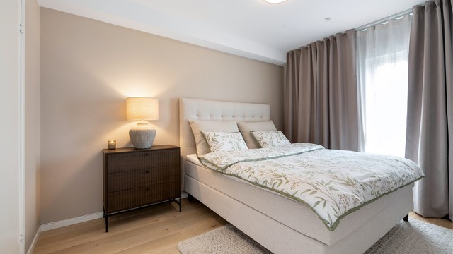 Romslig hovedsoverom med plass til dobbeltseng og nattbord.