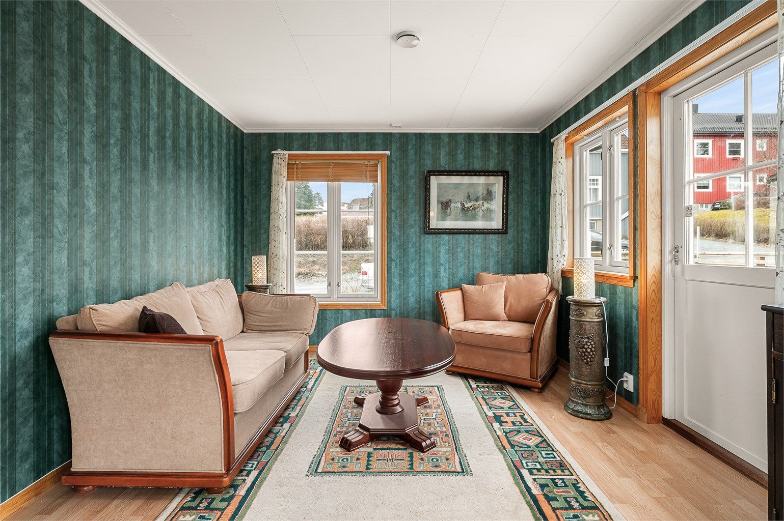 Hyggelig sofakrok med lun atmosfære – et fint sted å trekke seg tilbake for rolige kvelder eller hyggelige besøk.