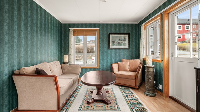 Hyggelig sofakrok med lun atmosfære – et fint sted å trekke seg tilbake for rolige kvelder eller hyggelige besøk.