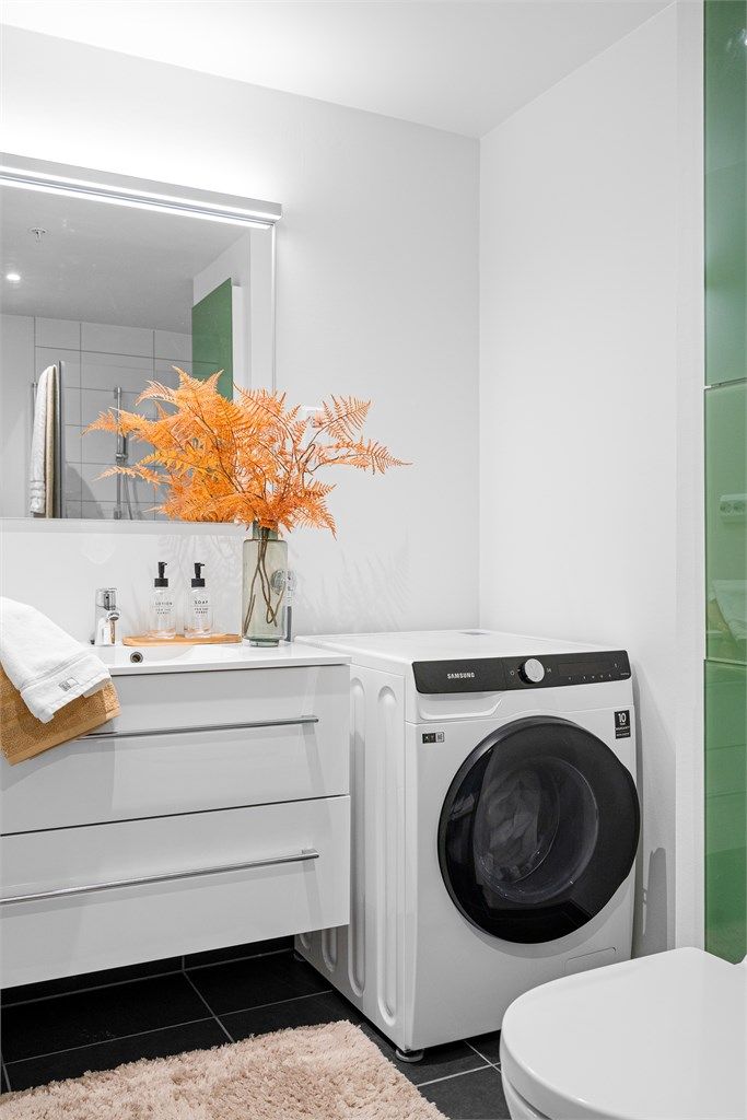 Opplegg for vaskemaskin samt plass til tørketrommel om man skulle ønske det. Et fint og stilrent baderom. Eier har i dag en kombimaskin på bad, som kan medfølge leiligheten. 