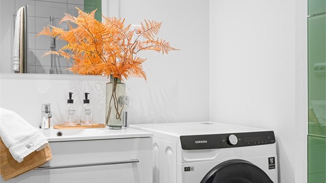 Opplegg for vaskemaskin samt plass til tørketrommel om man skulle ønske det. Et fint og stilrent baderom. Eier har i dag en kombimaskin på bad, som kan medfølge leiligheten.