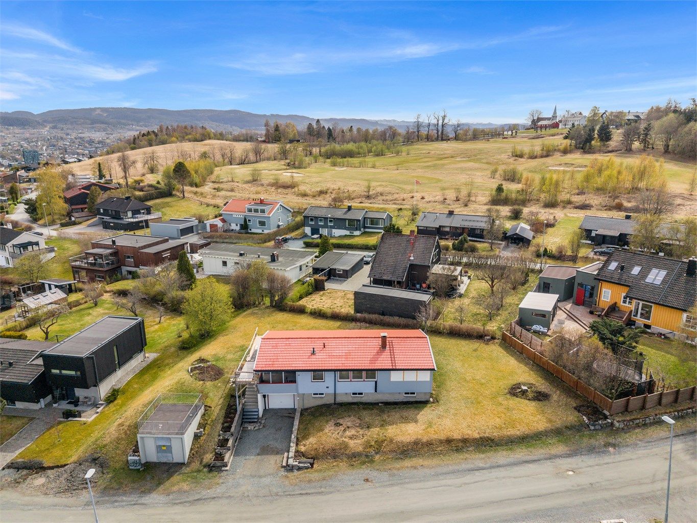 Eiendommen har nærhet til Bymarka og Iladalen med gode turmuligheter året rundt. Innover i marka finner man et omfattende nettverk av turstier, lysløyper og skiløyper vinterstid og badevann om sommeren. 
