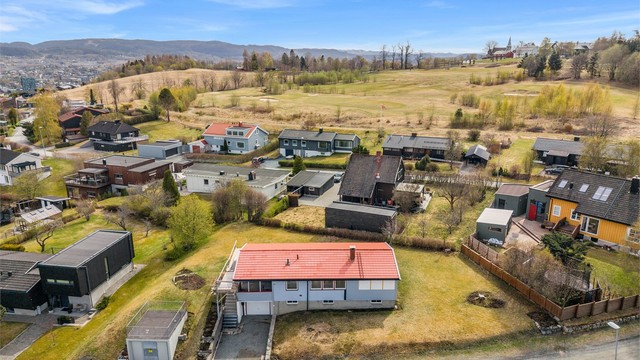 Eiendommen har nærhet til Bymarka og Iladalen med gode turmuligheter året rundt. Innover i marka finner man et omfattende nettverk av turstier, lysløyper og skiløyper vinterstid og badevann om sommeren.