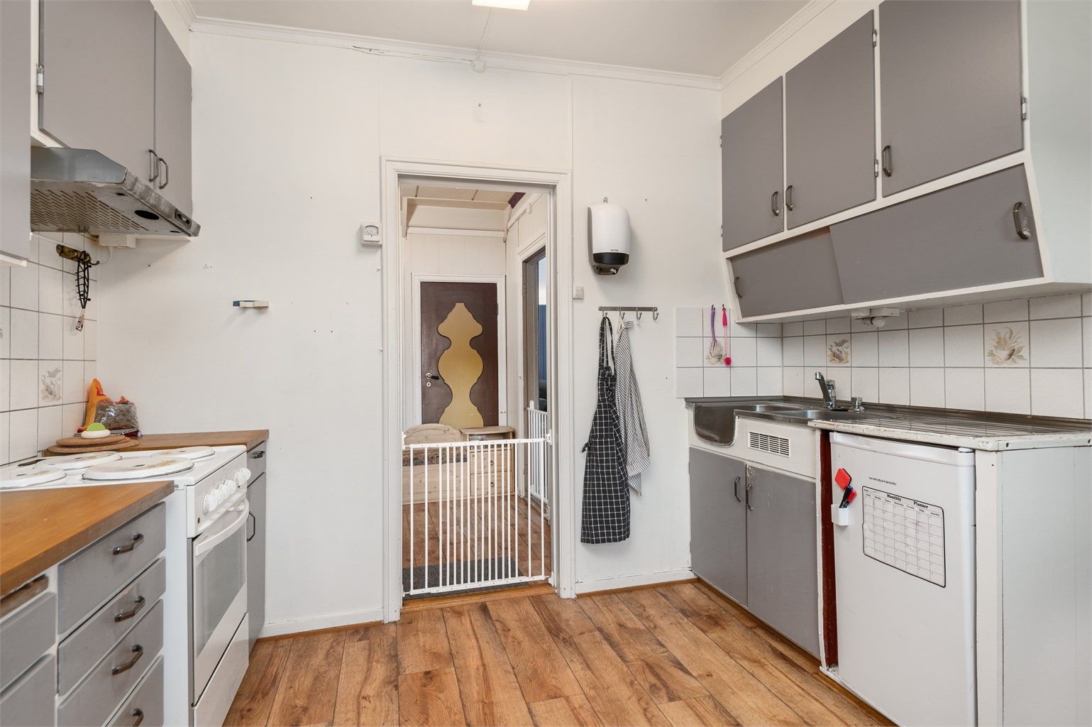 Gangen i første etasje binder sammen stue, kjøkken, trapperom og et soverom (ikke godkjent). 