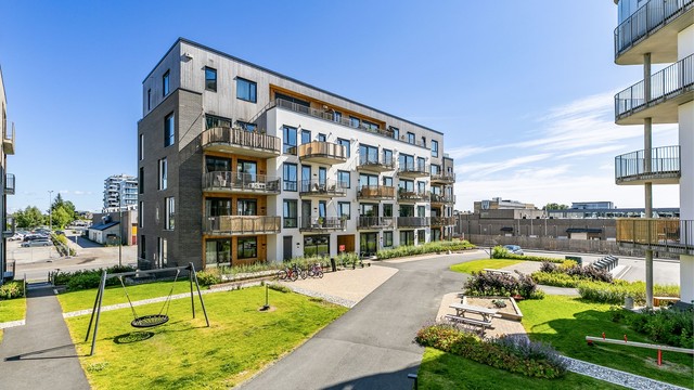 Leiligheten i sin helhet er orientert inn mot det store gårdsrommet som i meget stor grad er avskjermet fra Rabekkgata.