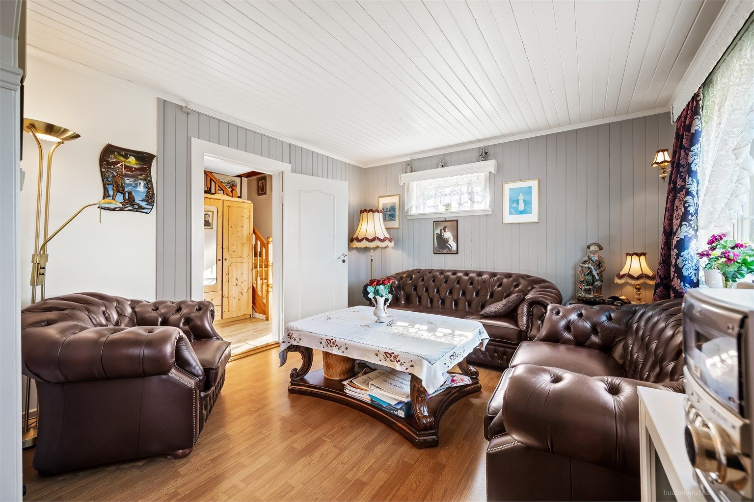 Fra stuen er det enkel tilgang til gangen og trappen som leder opp til andre etasje.