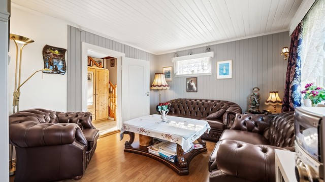 Fra stuen er det enkel tilgang til gangen og trappen som leder opp til andre etasje.