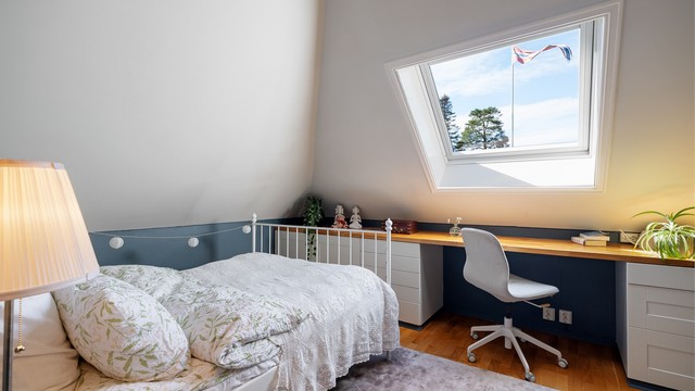 Dette rommet har plass til både seng, pult og klesoppbevaring. Adkomst til kneloft.