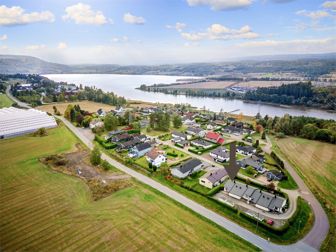 Innbydende og praktisk tre-roms leilighet beliggende med kort vei til Fiskumvannet
Foto: Emotional Landscape Production Ole Thoresen