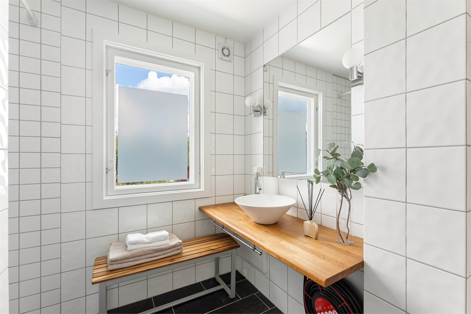 Badet fra 2012 har rør-i-rør-system med fordelerskap plassert på veggen.