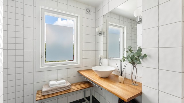 Badet fra 2012 har rør-i-rør-system med fordelerskap plassert på veggen.