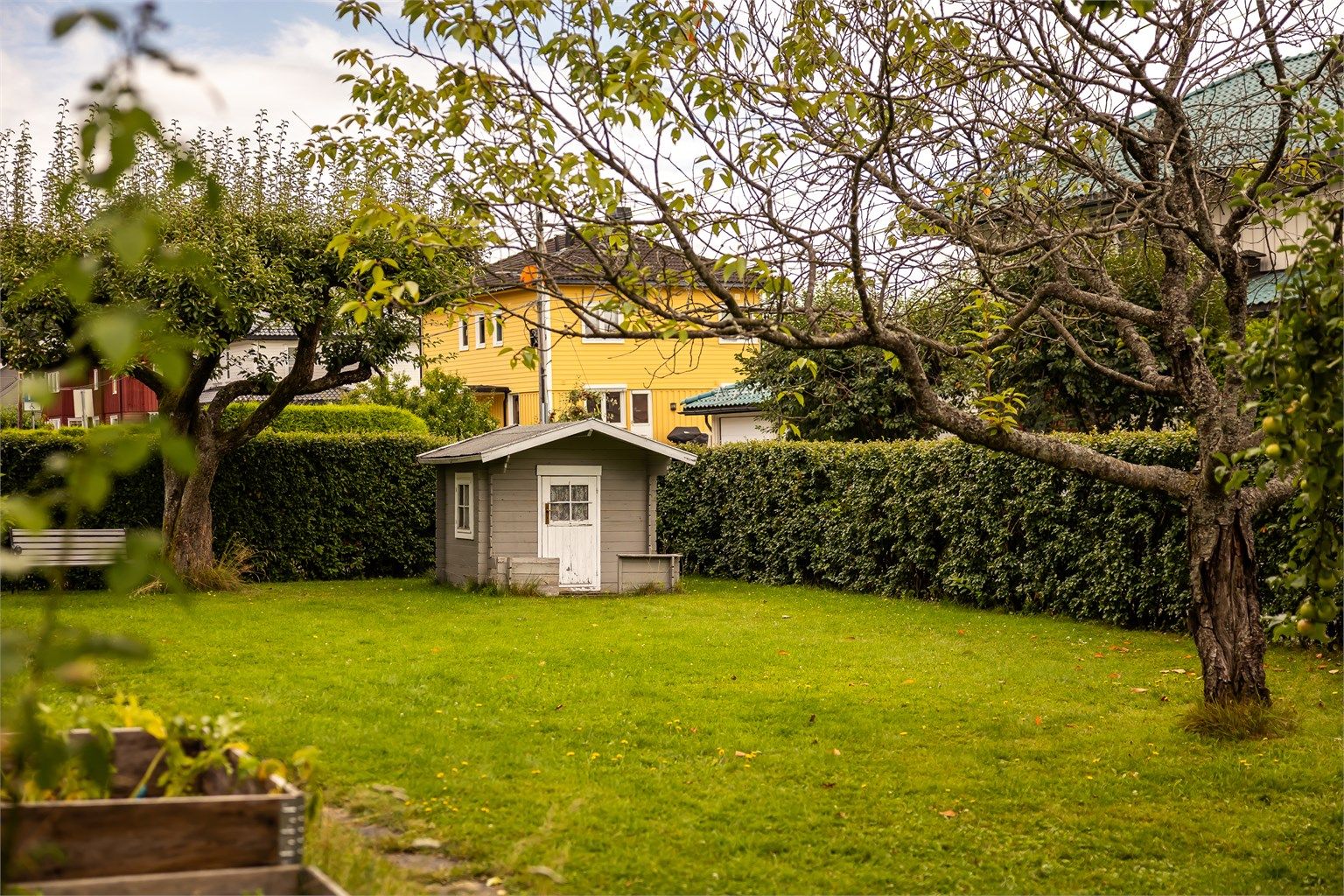 Her får du et koselig uteområde med god plass til lek, avslapning og hyggelige stunder i solen