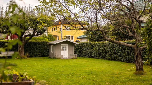 Her får du et koselig uteområde med god plass til lek, avslapning og hyggelige stunder i solen